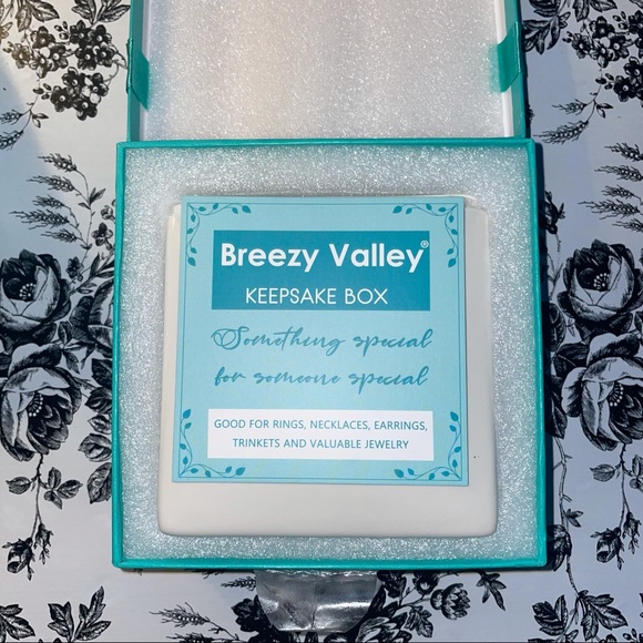 Breezy valley keepsake box with necklace wide - Picture 5 of 5